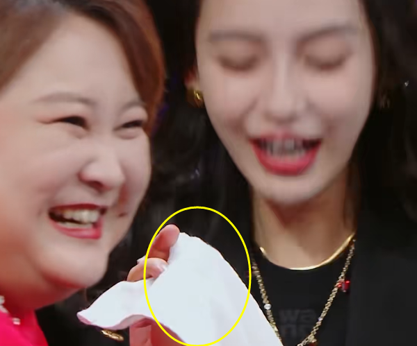 贾玲|baby生理期被冷水浇头，下台后谁注意贾玲递上的东西？女生都懂