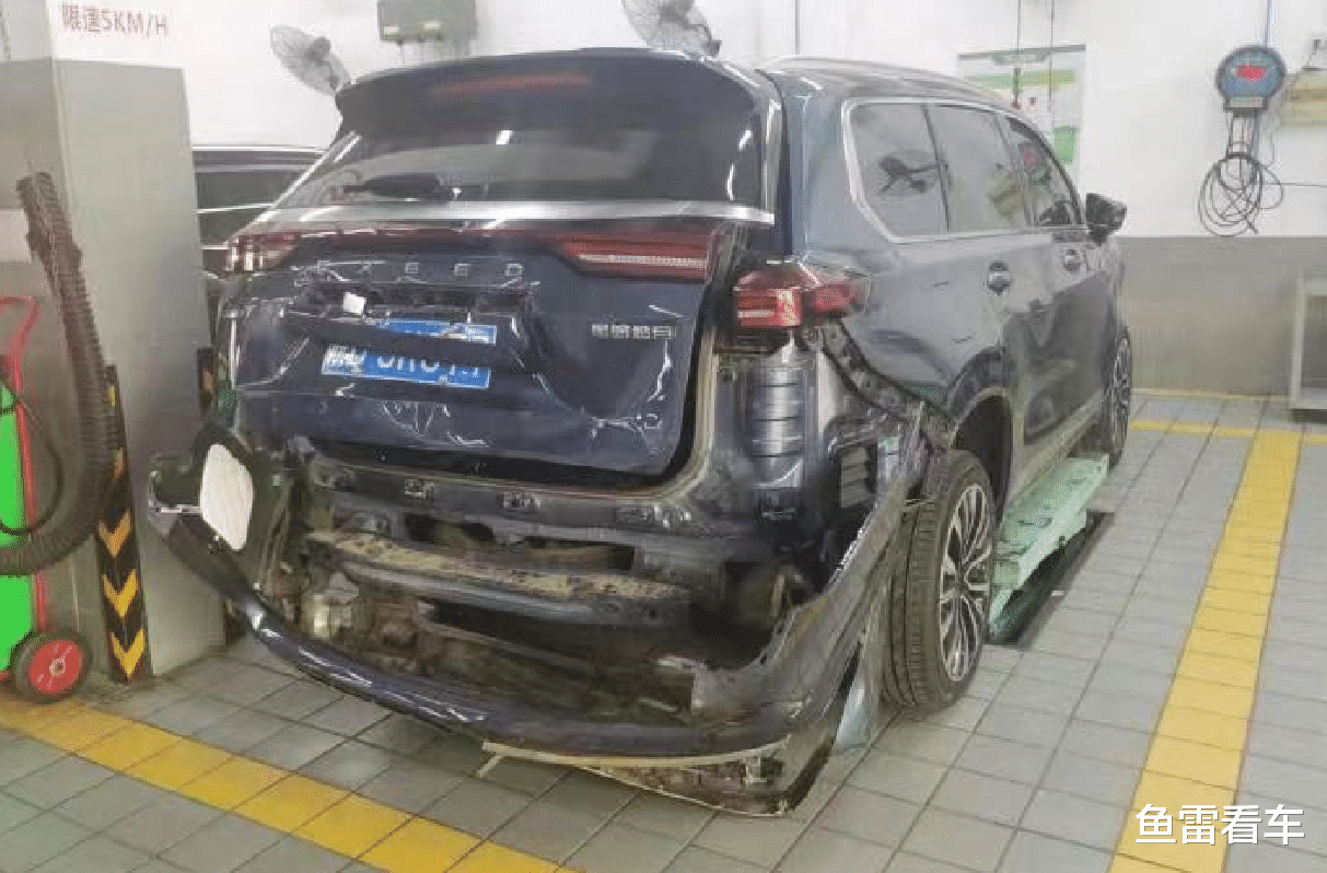 SUV 比碰撞测试还狠，奇瑞星途揽月侧后被夹击，网友：重要部位全齐活