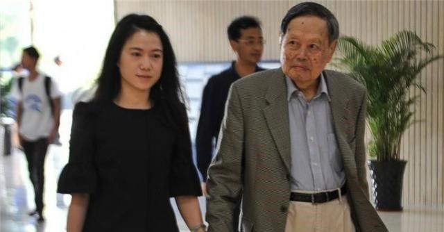 杨振宁|98岁杨振宁近况罕曝光！携44岁娇妻现身清华大学，面色苍白站不稳