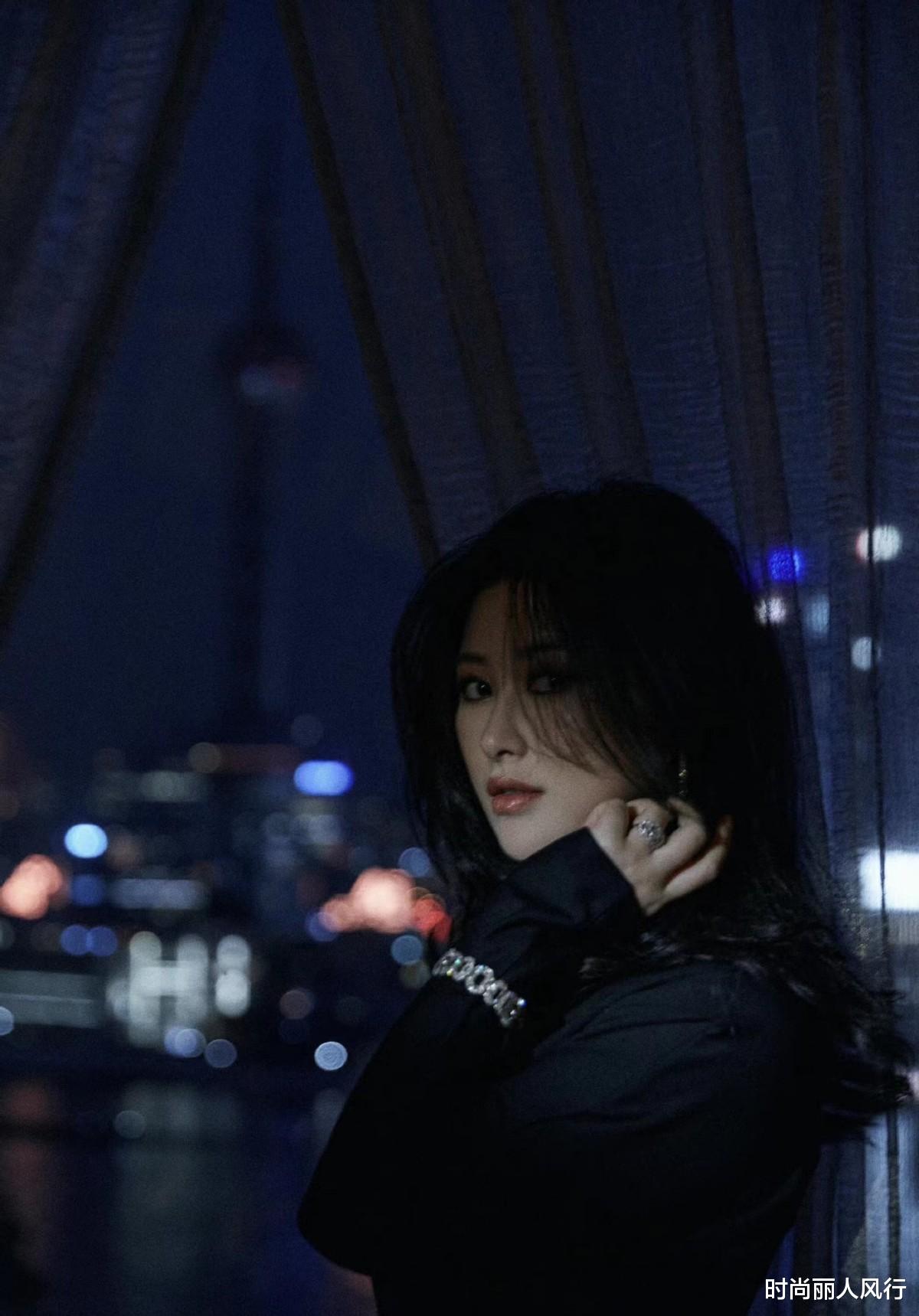 时尚丽人风行 朱珠产后首次公开亮相!穿黑裙戴鸽子蛋有豪门范,正式复出排场大