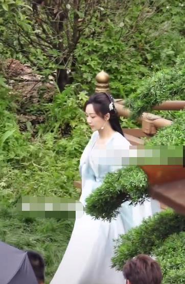 明星|杨紫新剧视频路透，拍戏时稳重大方，一跑就原形毕露了！