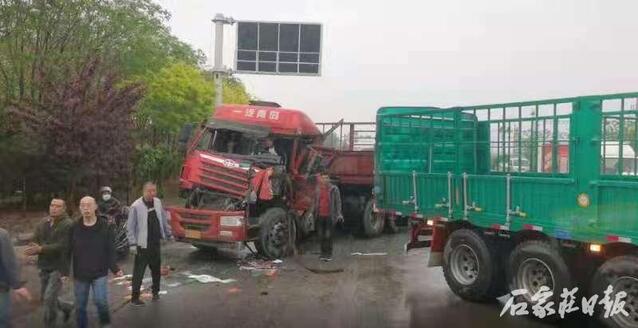 石家庄日报客户端 半挂车追尾致1人被困 消防扩张车座营救