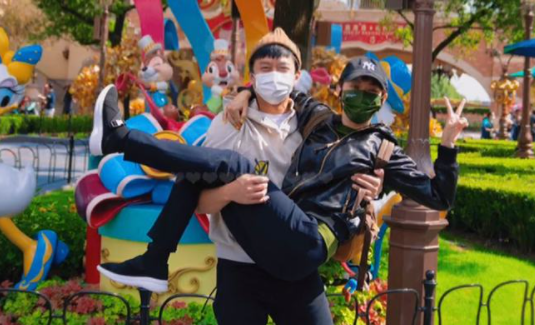 孙俪|孙俪一家四口度假被偷拍！住豪华观海别墅，10岁儿子双腿超细