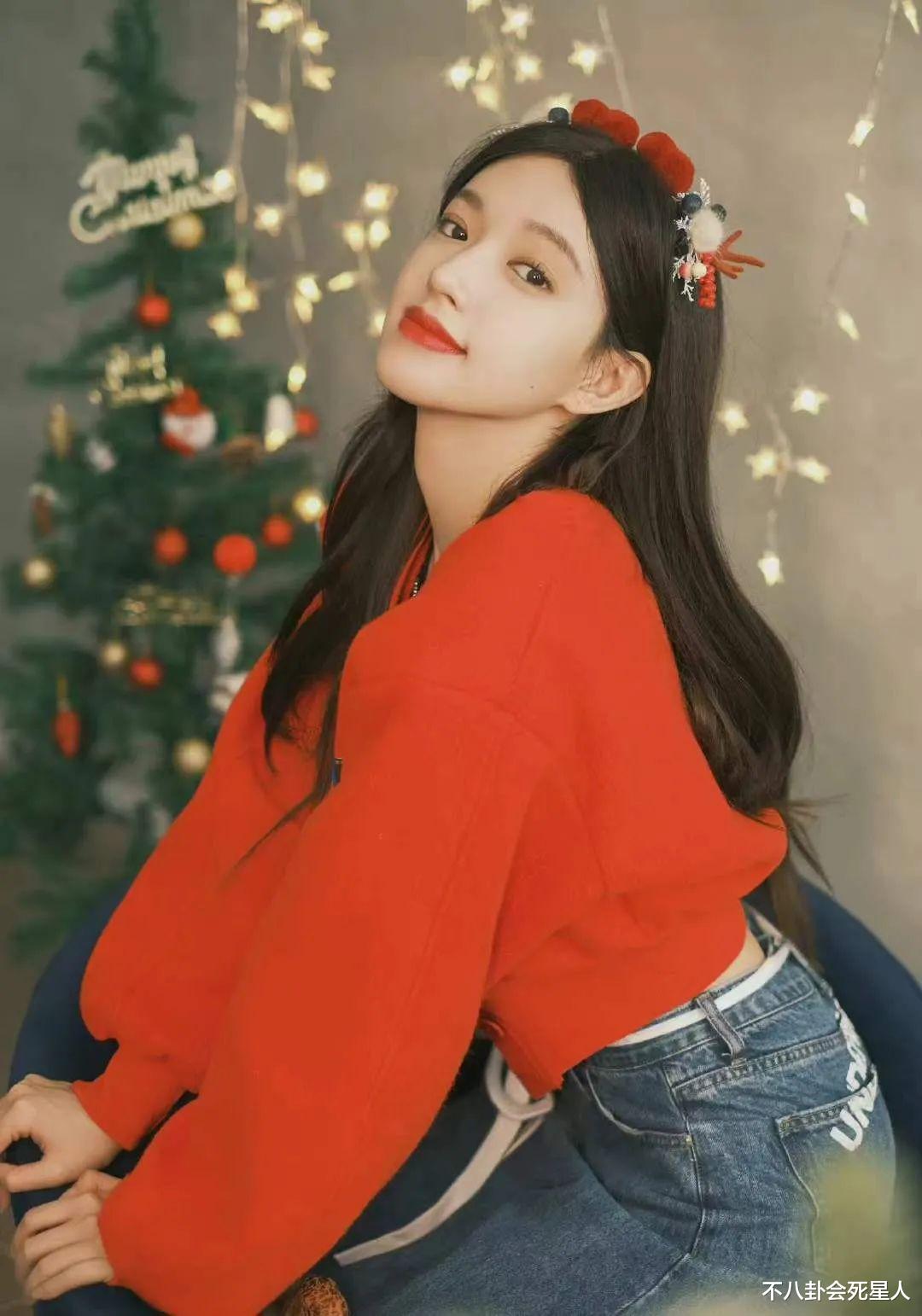 圣诞节|?10位女星圣诞照：宋祖儿低领红裙，沈月雀斑妆，鞠婧祎靠发量取胜