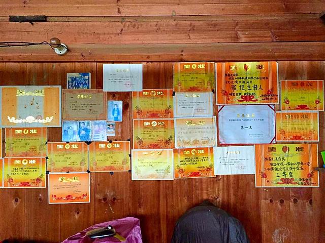 你像意外|小男孩领奖状演出“曲折剧情”,听到自己名字时喜极而泣,不容易