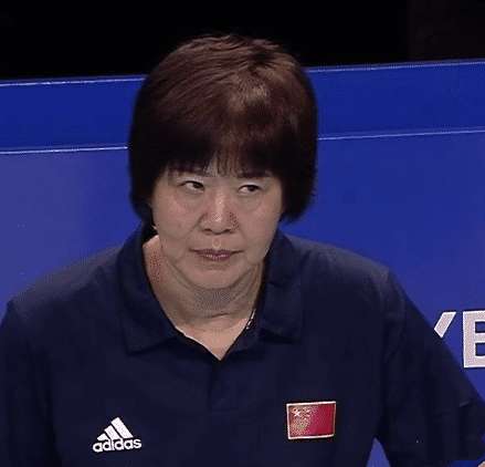 郎平|0：3被日本橫掃，郎平全程黑臉，女排姑娘替補席偷笑被批評