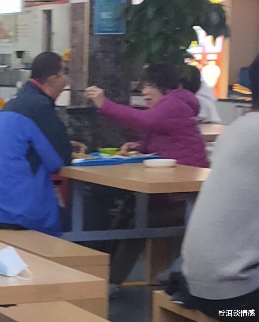 林小雪|带智障成年儿子吃剩饭的老北京中年妇女：儿子吃饱就行，不怕丢脸