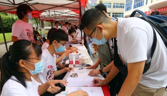 大学|武汉多所大学开始上涨学费，学生纷纷表示：承受不起，压力太大！