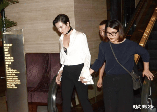 穿衣搭配|宋佳这回造型绝了，白色衬衫敞开穿配“超短发”，又飒又美