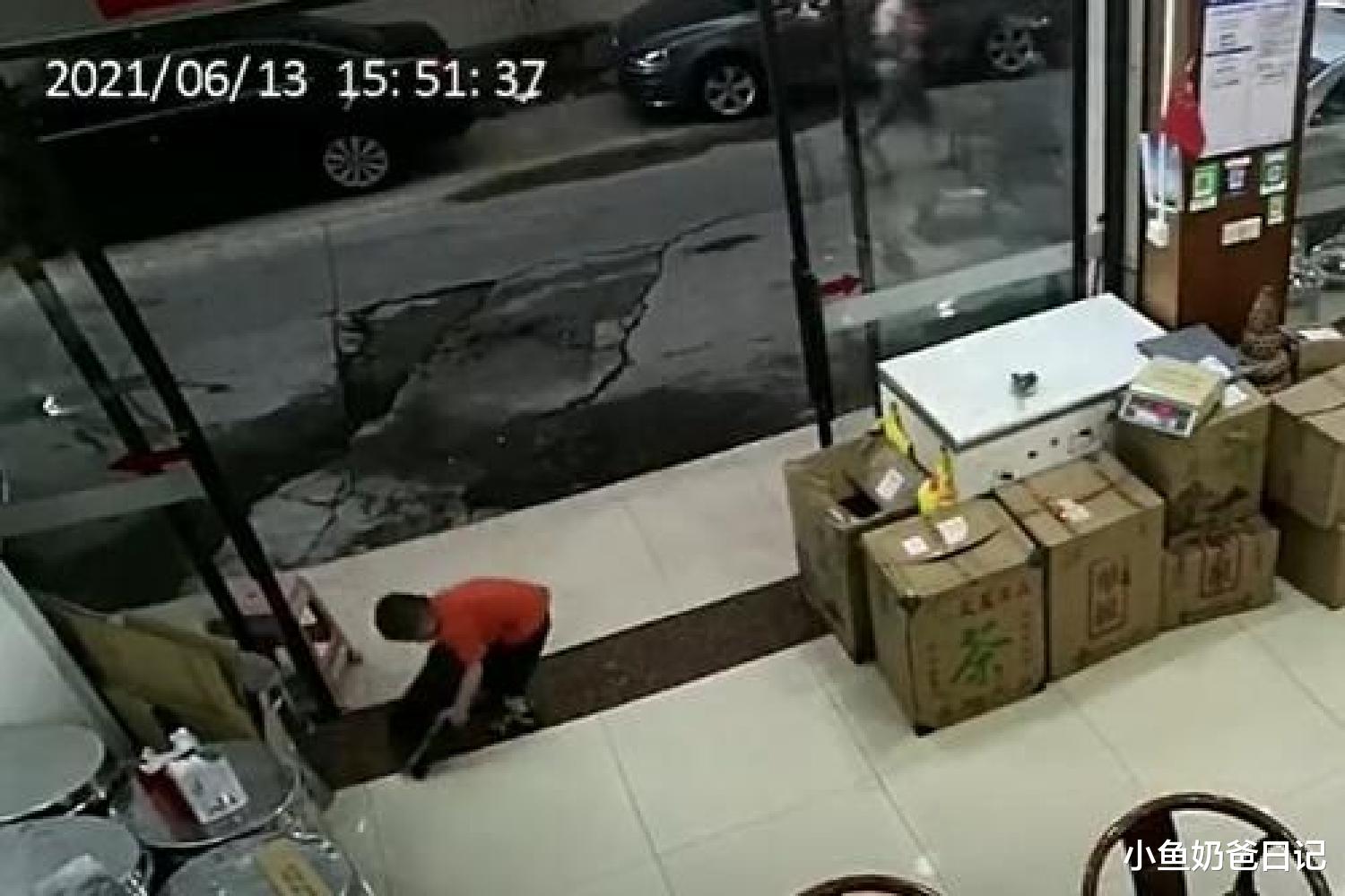 小鱼奶爸日记|广东4岁男孩独自看店，见风雨来临立马收拾关门，什么神仙教育