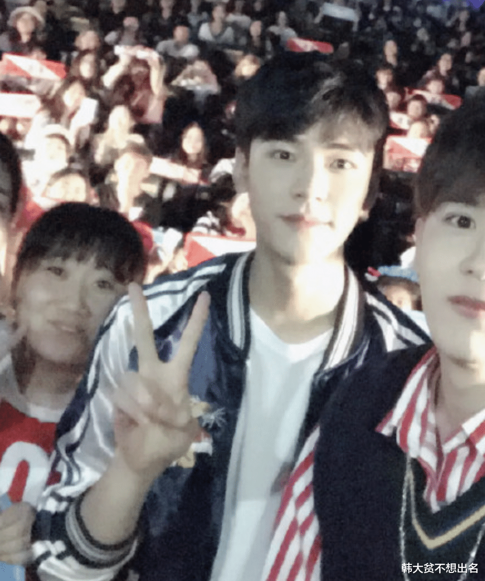 龚俊|龚俊采访节目口误闹尴尬，大学照腹肌瞩目，自拍却暴露生活条件？