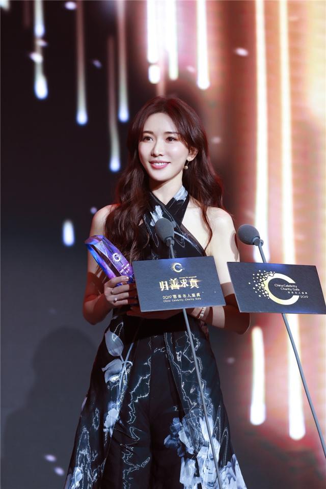 林志玲|林志玲出席活动,穿印花长裙小露香肩美背,大秀性感很有女人味!