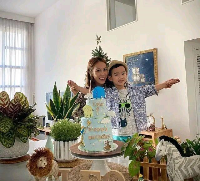 曹敏莉|前港姐冠军曹敏莉晒生活照 意外晒出千尺豪宅 在家就能野餐露营