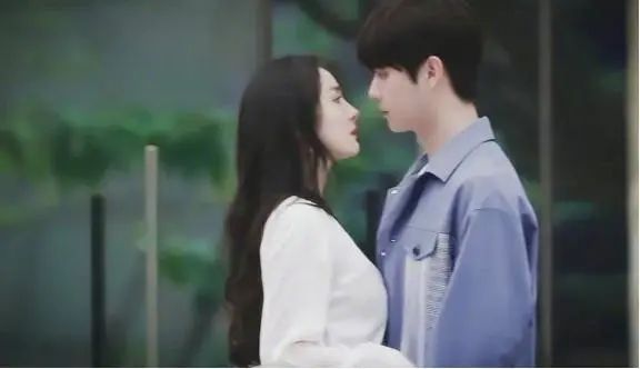 杨幂|疑被嫌弃？与杨幂演吻戏后，小鲜肉狂擦嘴，场面尴尬！