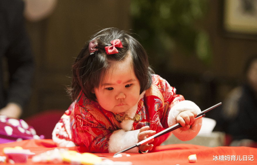 赵又廷|赵又廷女儿“抓周”,手里的东西令全家人无奈,爷爷:偏偏是它