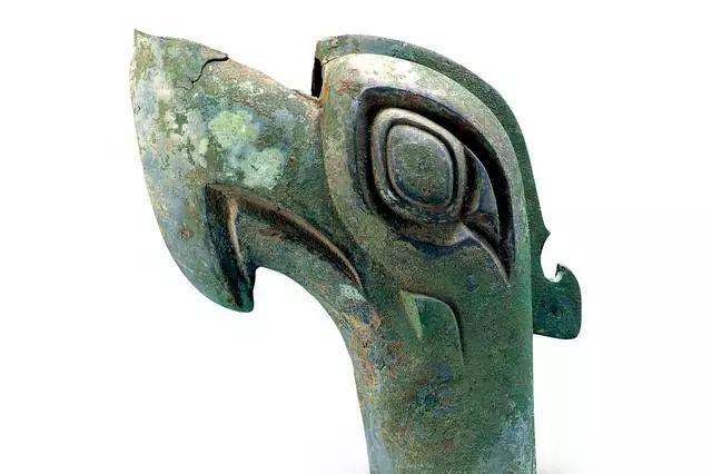 城东李公子吖 三星堆出土青铜鸟脚人像,因为残缺,上面究竟是啥专家有三个推测