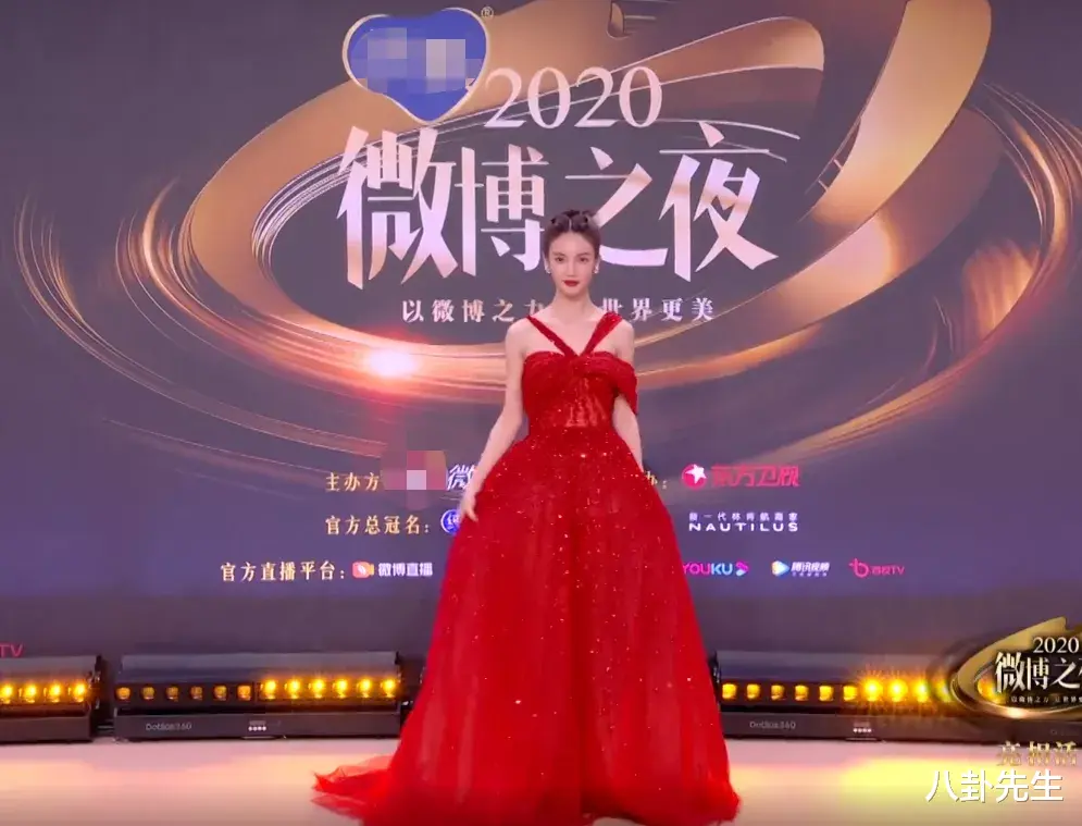 黄晓明|微博之夜女星斗艳：热巴精致如洋娃娃，江疏影穿着最大胆