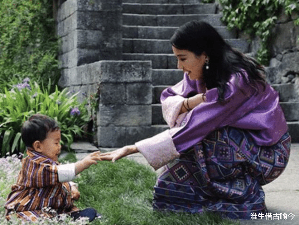 不丹|29岁不丹王后和日本纪子妃一家同框！王后太迷人，两家小王子比萌