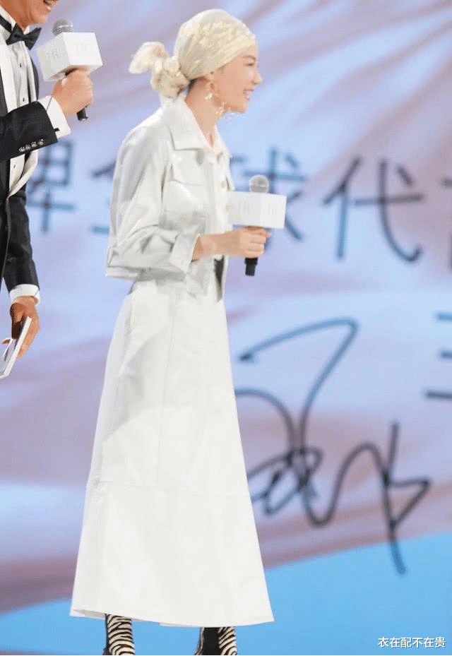 衣在配不在贵|王菲老了都这么能“作”,把丝巾包在头顶略显脸大,却很有时尚范