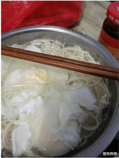 格纹 “阿姨说这两瓶酒喝了这些钱都归我，总感觉阿姨眼神怪怪的”哈哈哈