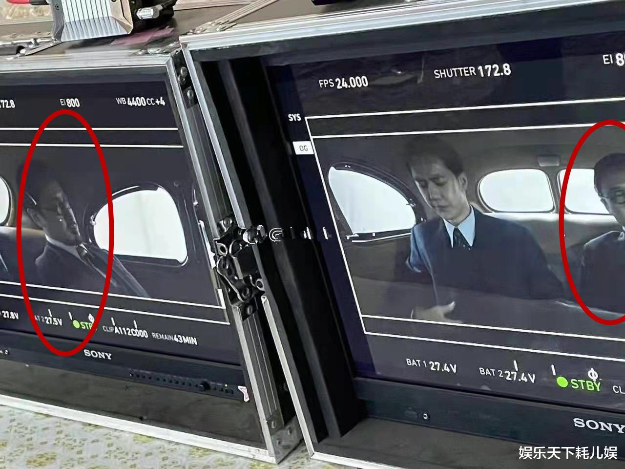 王一博|疑王一博新电影路透曝光，深蓝西装配大背头看起来很紧张，和旁边的王传君飙演技？