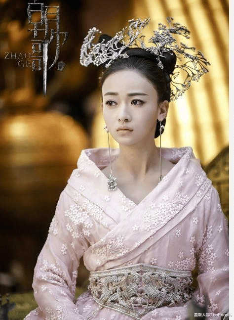 刘亦菲|红毯比美直角肩稳赢、古装造型斜肩显气质，女星肩部较量也有玄机