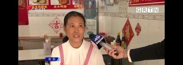 广州出租车起火自燃,众人冒险围观,结果发生爆炸吓的人群四散