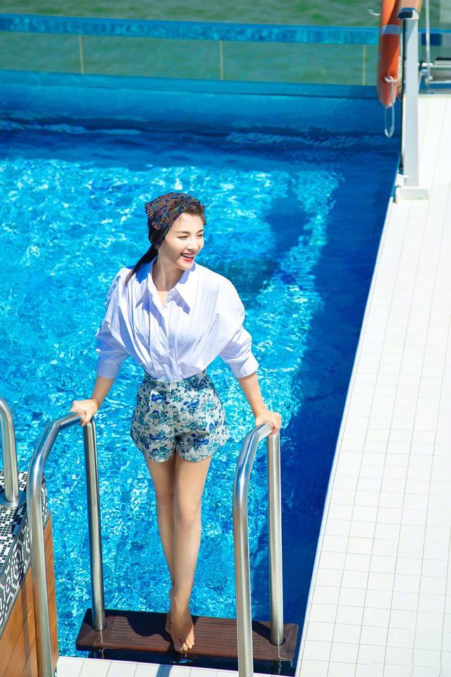 |刘涛很懂扮“小女人”，穿花短裤秀腿不算啥，系发带减龄又优雅