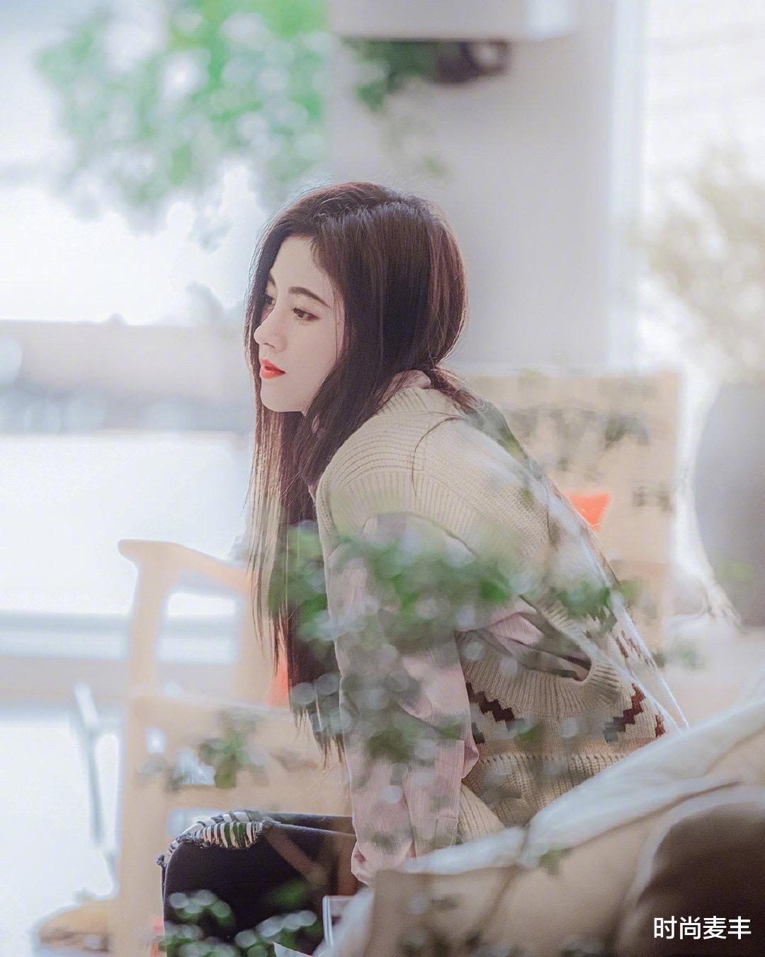 时尚麦丰|鞠婧祎真像油画里走出来的美女，紫色衬衫配针织马甲，五官立体精致
