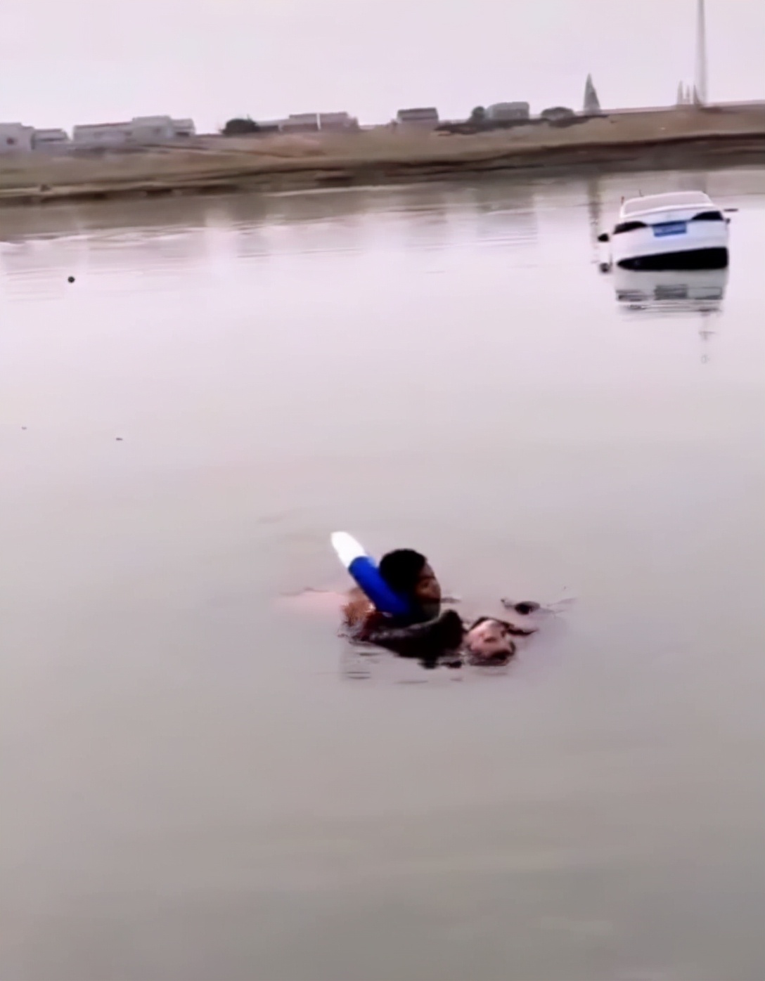 正能量|男子开车落水, 钓友赤身救人后默默离去，网友: 从没见过放生的救人