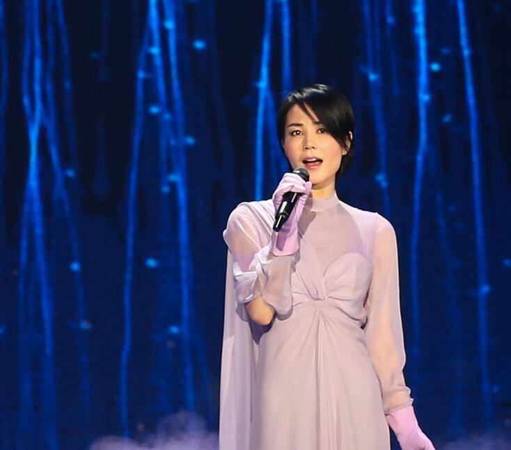 穿衣搭配|王菲向来随性惯了，穿家居服光脚拍大片，短发配淡妆出镜哪像52岁