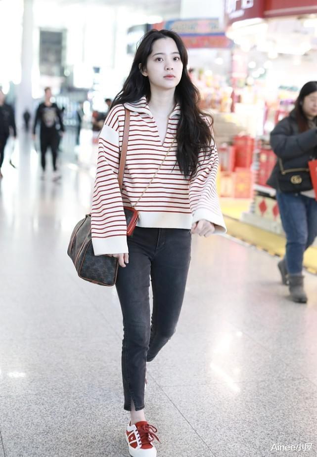 Ainee小屋|欧阳娜娜身上仍有学生气质，穿长针织衫拼接娃娃领，挺有千金范的