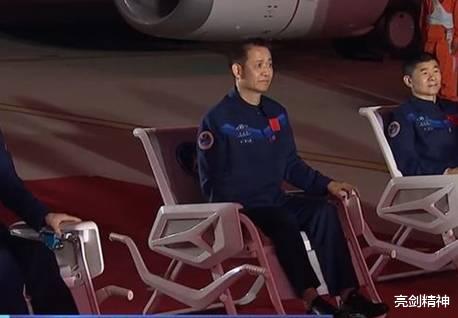 宇航员 3位宇航员顺利落地后，都被人抬着放轮椅上，这到底是为啥？