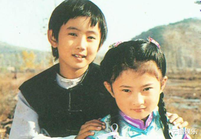 童星|40岁知名童星叶静近照曝光，满头长白发染黑剪短，重拾昔日帅气