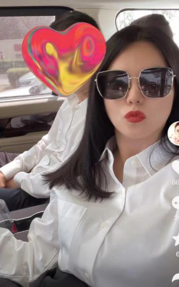 演唱会|李湘新恋情曝光！酒店幽会小鲜肉，动作举止很暧昧