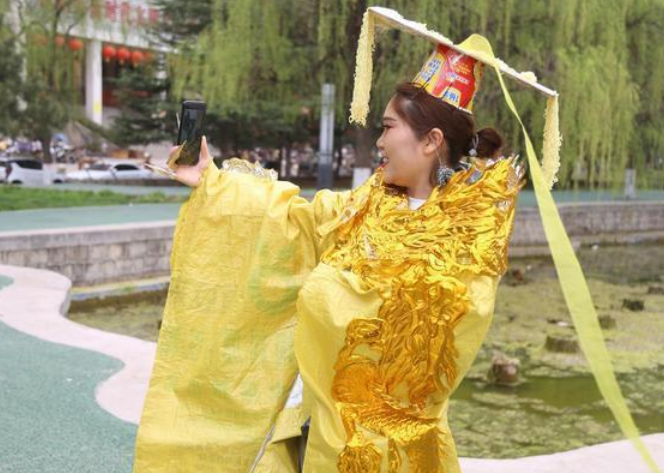 畅享说吧 当代武则天：农妇戴泡面王冠模仿女王，涨粉60万，千百人来提亲