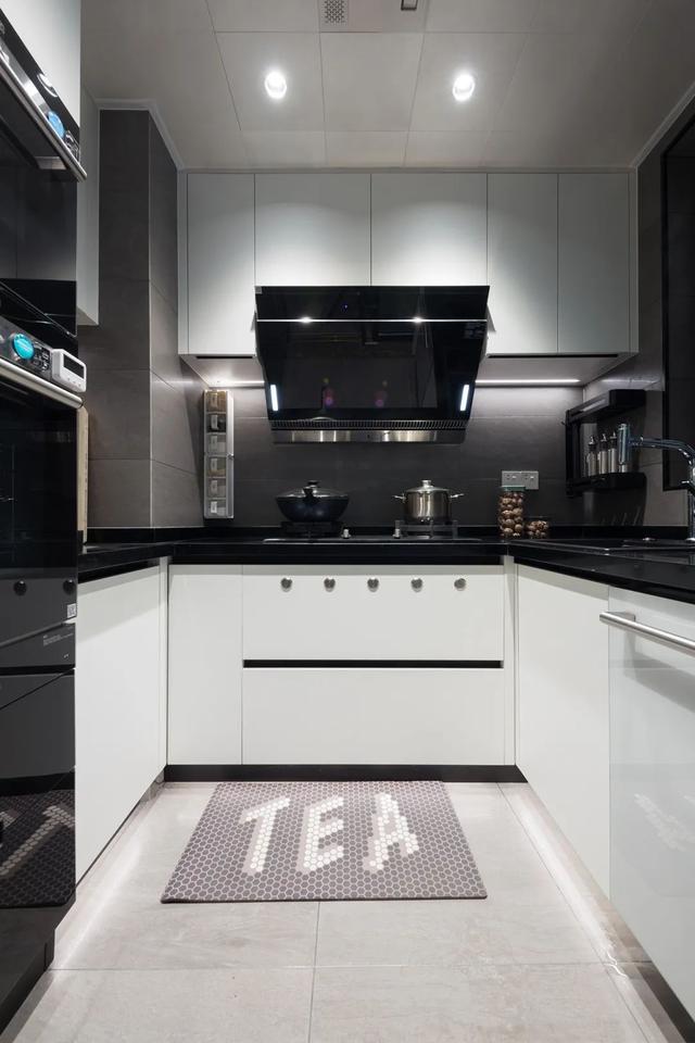 手办|125㎡现代黑白灰+木质感，简雅舒适无主灯，品质生活好自然