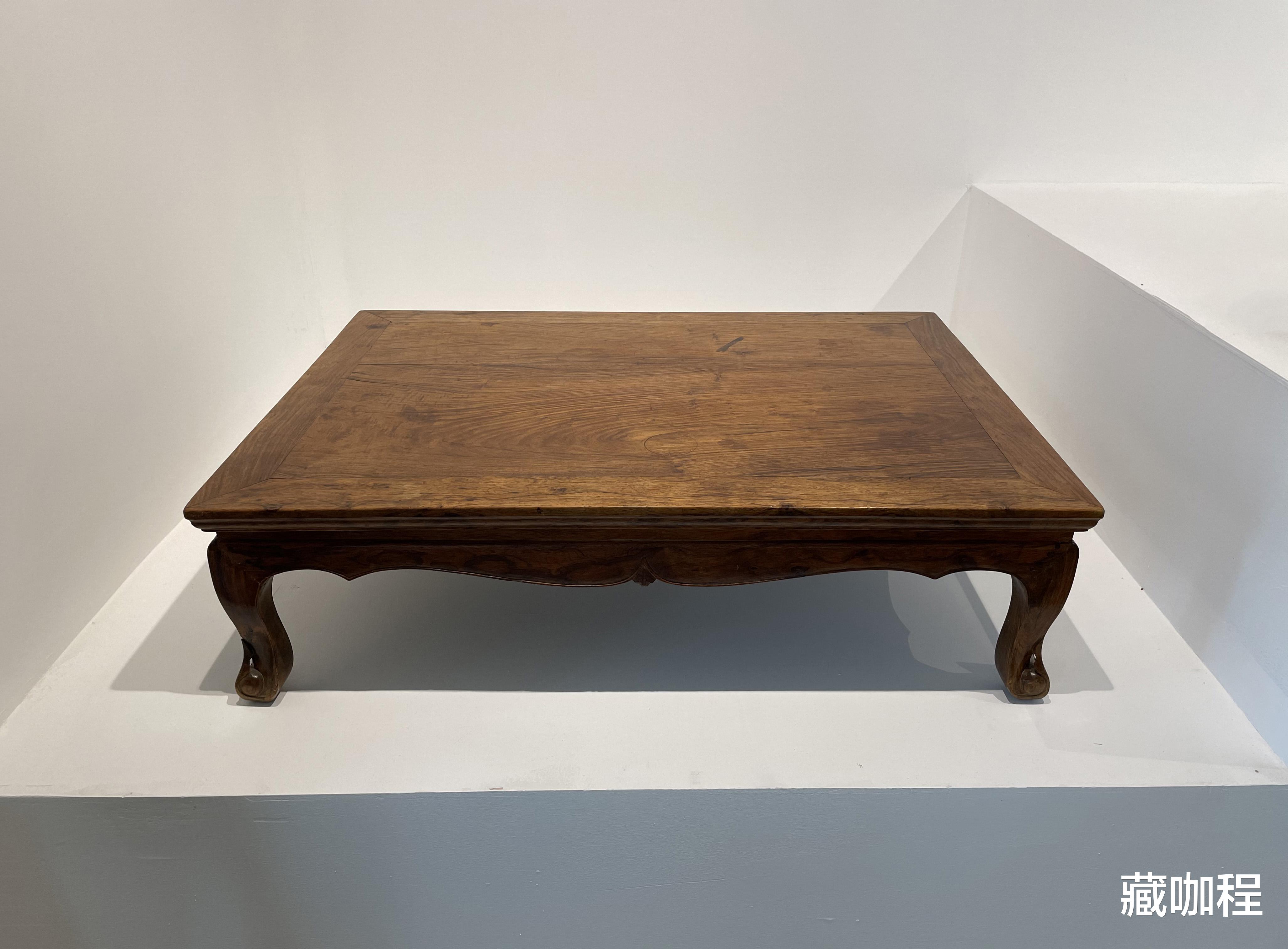 |面板木质特征明显，黄花梨卷球足炕桌两拼