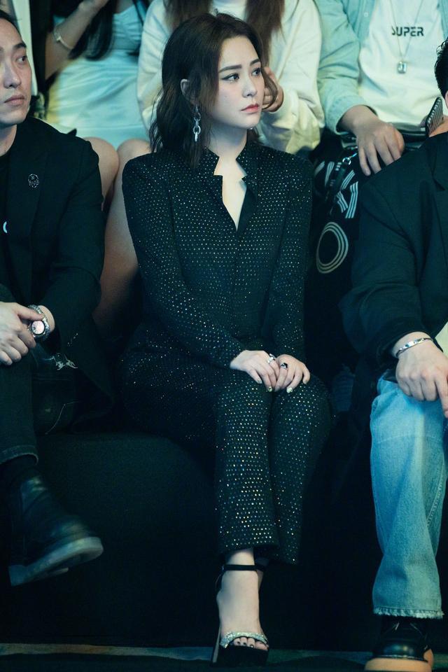 连体裤|发福的阿娇也时髦，穿黑色连体裤场边看秀，愣是凹出大姐大气场