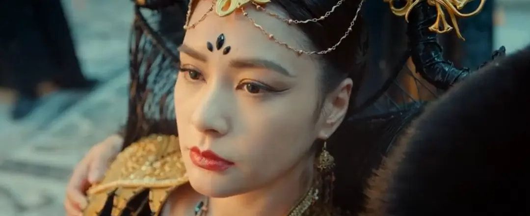 金晨|钟欣潼自降身价拍烂片，新片上映口碑一落千丈，竟成“最胖妲己”