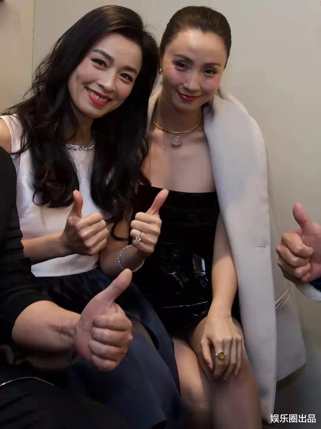 陶虹|陶虹的私服照火了，穿露肩长裙扎马尾辫，造型洋气女团味十足