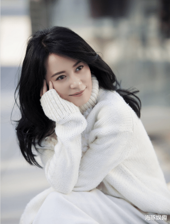 沈梦辰|50岁俞飞鸿近况，穿薄纱鱼尾裙现身商演，肤白貌美气质绝佳