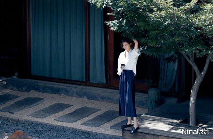 车晓|39岁车晓人美不会打扮！穿廉价衬衫配半身裙太路人，真可惜这张脸