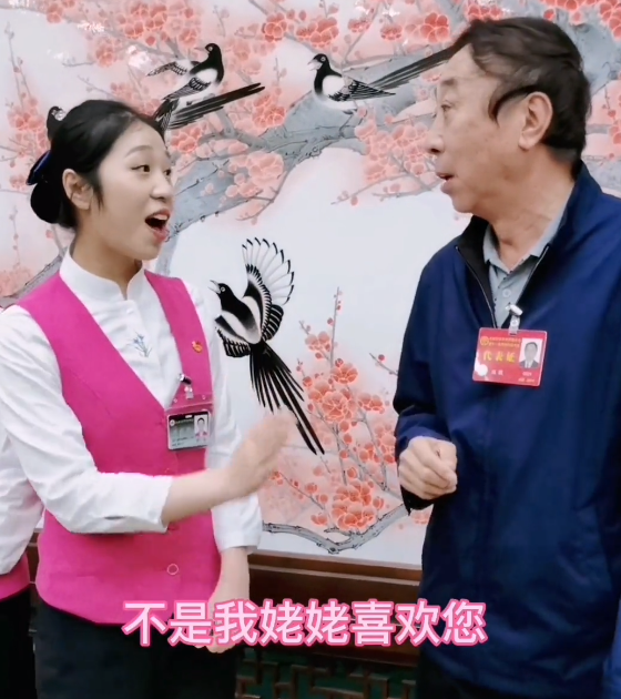 冯巩|64岁冯巩被女粉追着要合照！打扮朴素身形干瘦，一脸笑容兴奋比耶