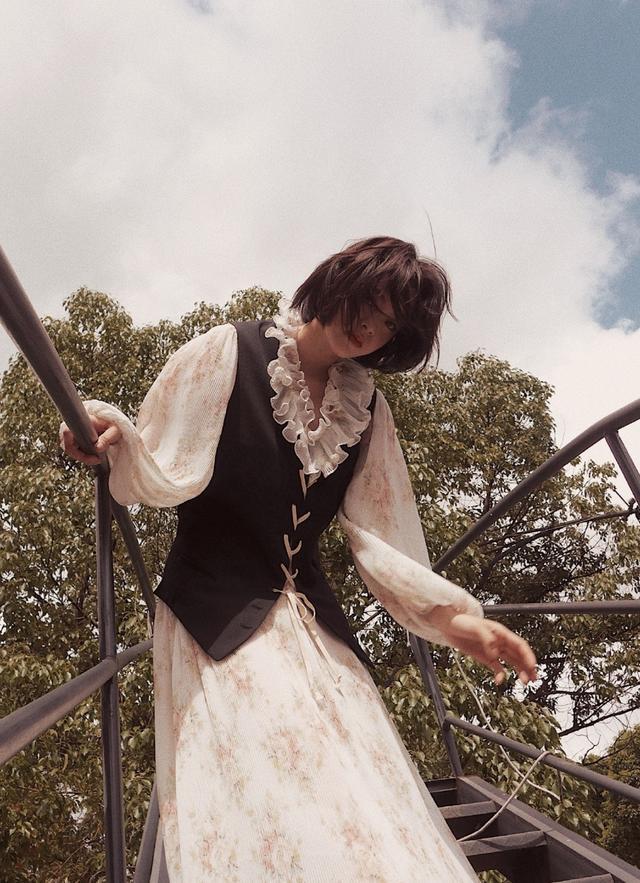 复古|欧阳娜娜剪短发如整容,穿宫廷风裙复古优雅,看起来成熟了不少