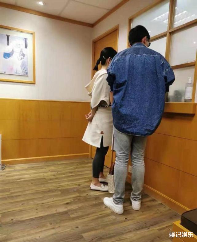 谢娜|谢娜被曝产女后首现身，扎着马尾小腹平坦，一旁张杰太宠妻了