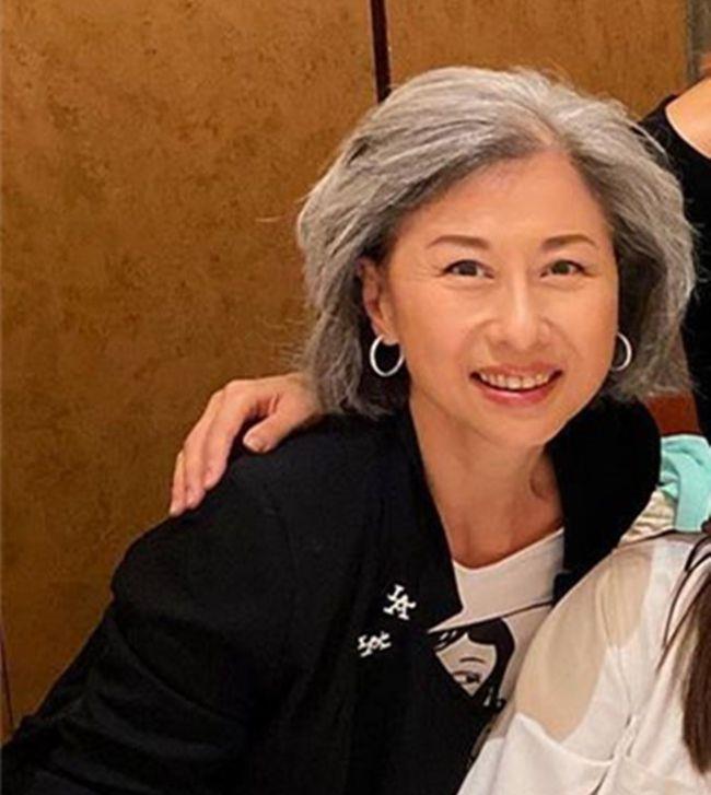 梅利爱说事 众星为王爱伦庆生,朱玲玲穿红衣显年轻,叶倩文满头白发很吸睛