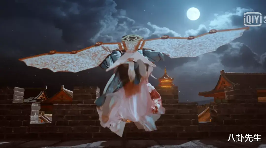 国产剧|国产剧真敢拍！女主坠楼安全落地，神仙打架用枪，古代惊现热气球