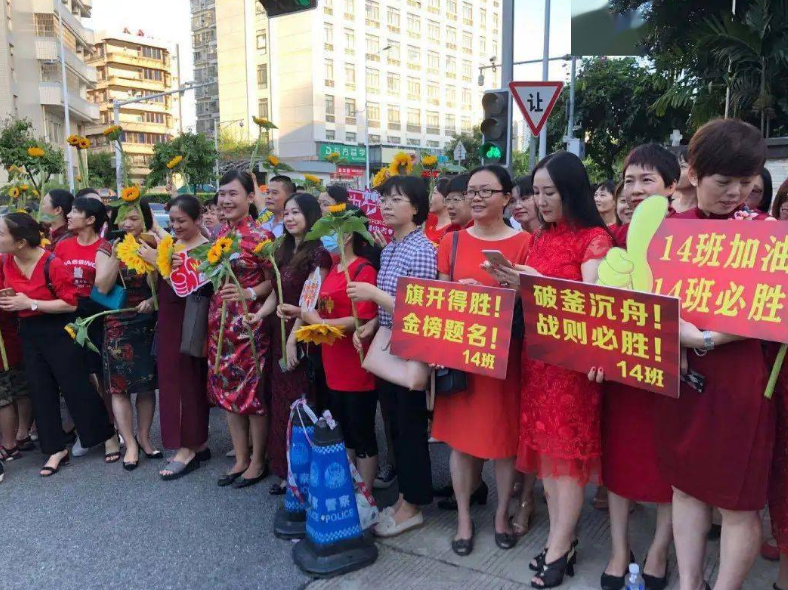 中学|高考首日家长穿衣经验，旗袍寓意旗开得胜，被称为最硬核应援