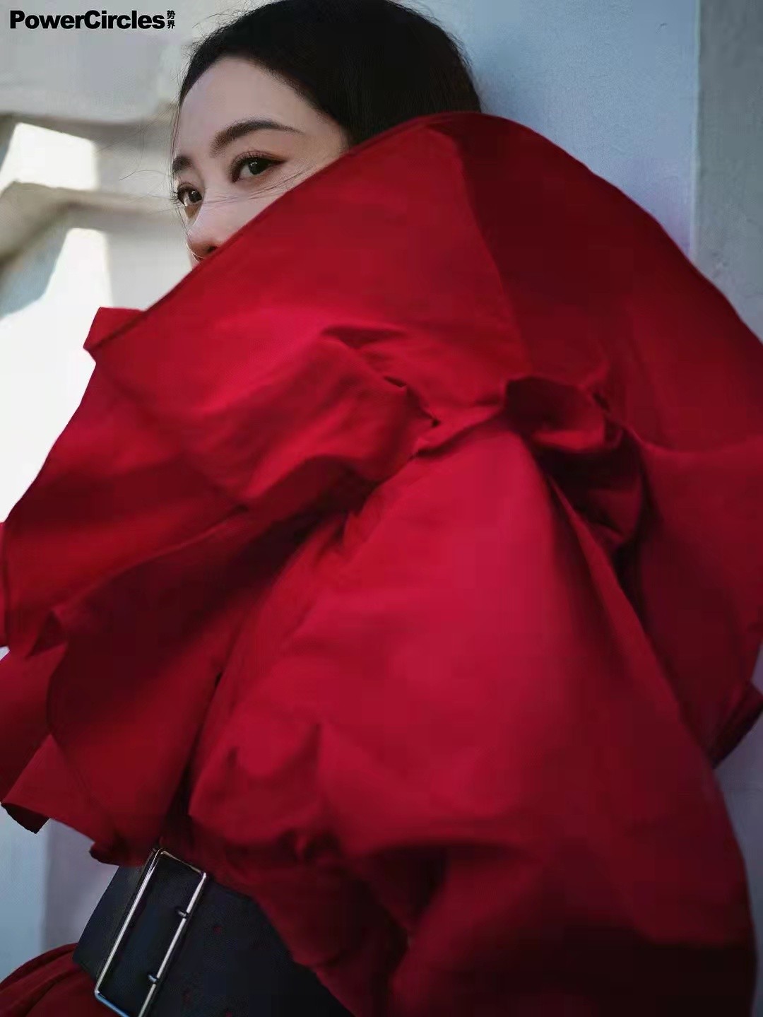 时尚风行派|张小斐把时尚大片拍出电影质感！穿吊带黑裙超冷艳，眼神都犀利了